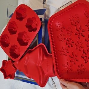 NWT Christmas 8 piece Silicone Red Bakeware Set with Box